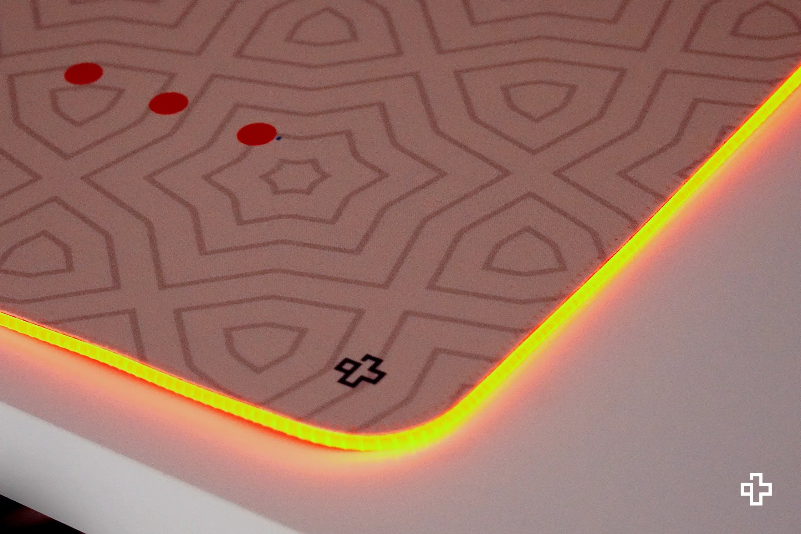 Deskmat / podkładka pod mysz QwertyKey Sharingan Eye RGB 4 mm obszyte krawędzie