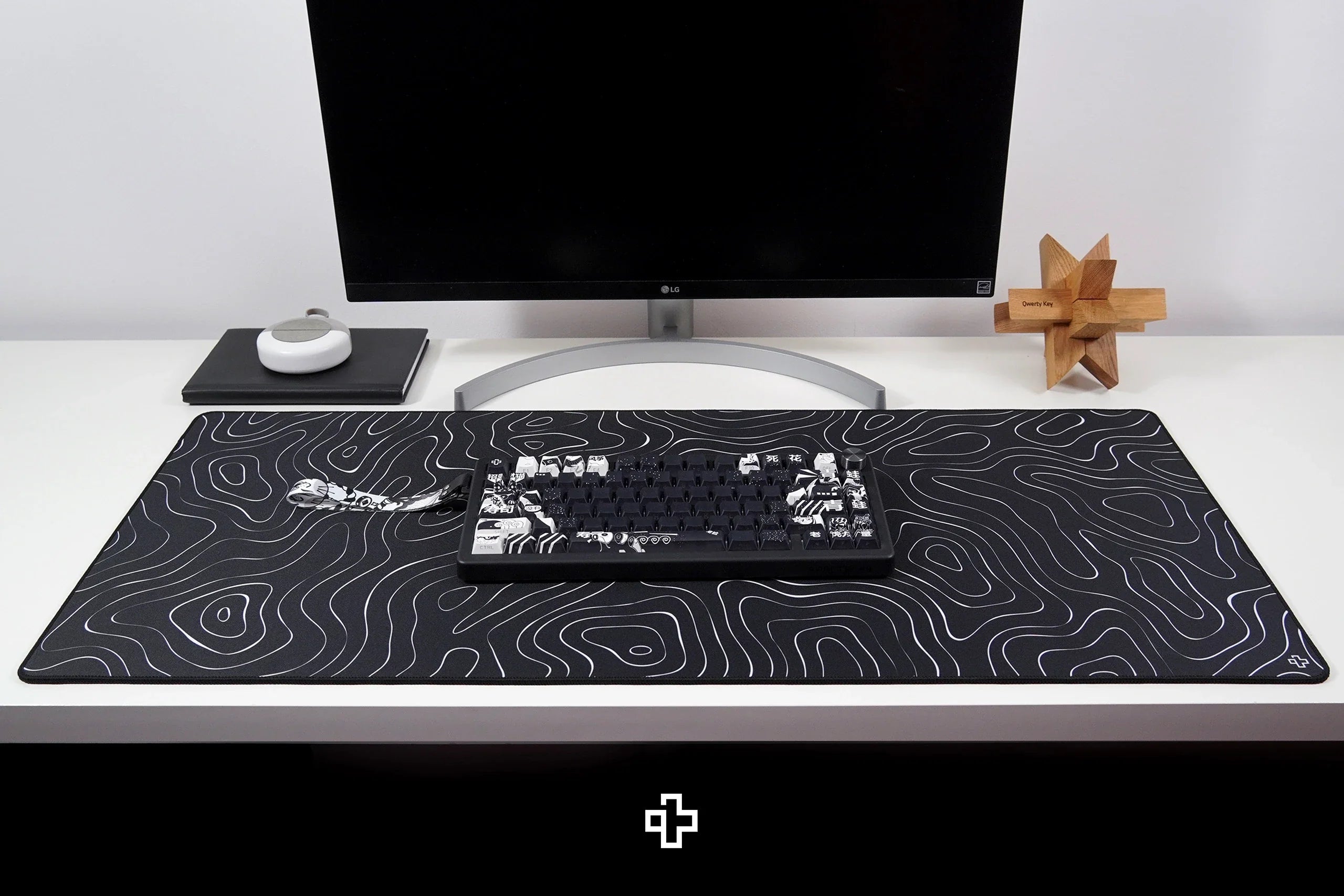 Deskmat / podkładka pod mysz QwertyKey Topographic czarna 4 mm obszyte krawędzie