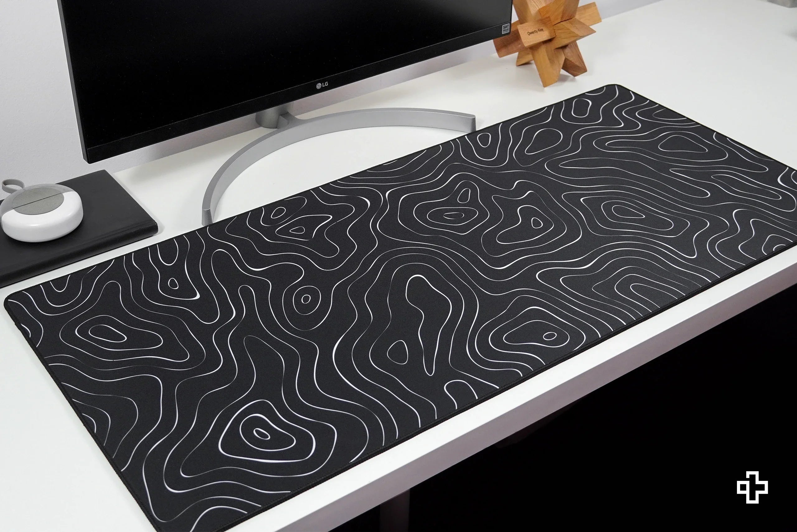 Deskmat / podkładka pod mysz QwertyKey Topographic czarna 4 mm obszyte krawędzie