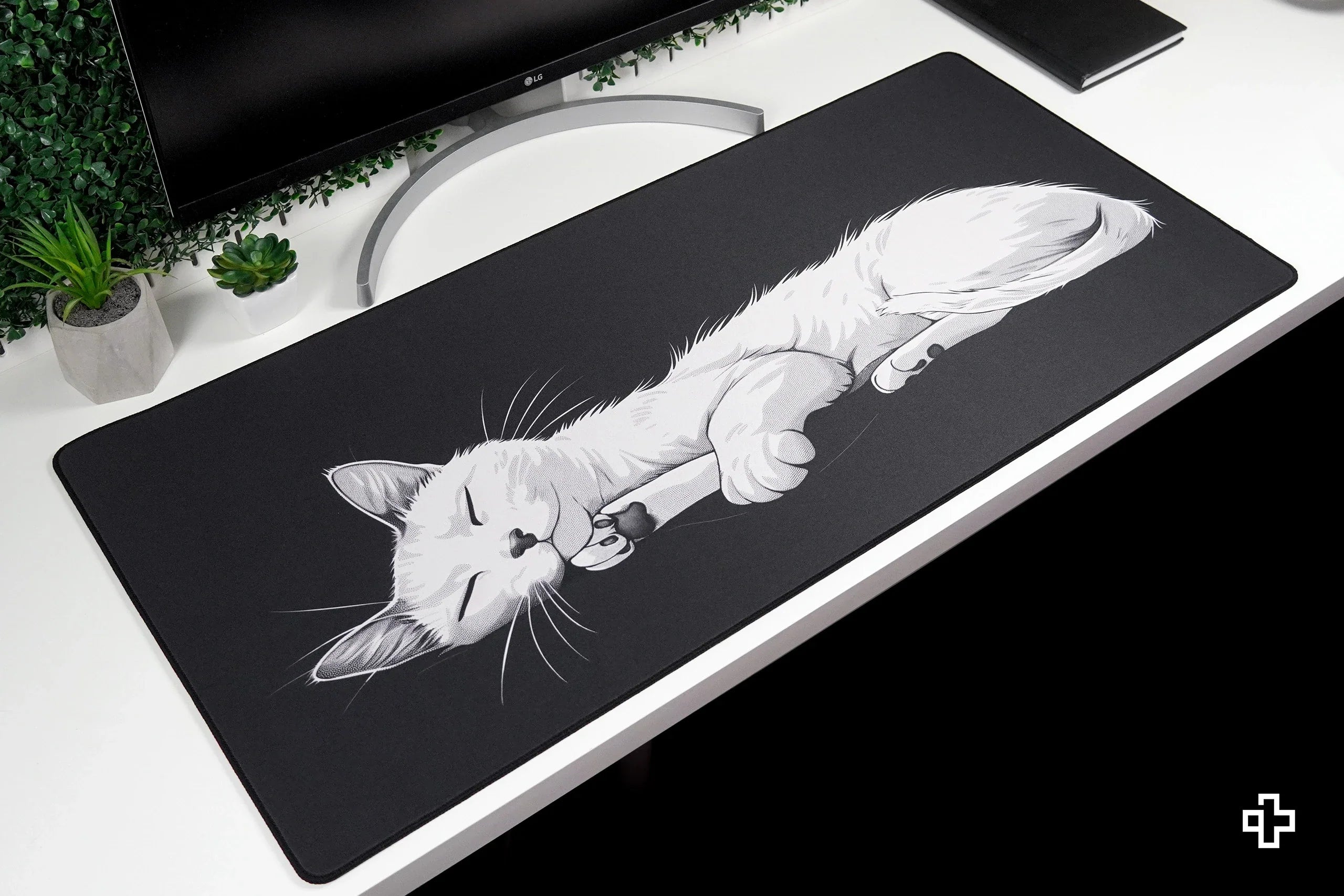 Deskmat / podkładka pod mysz QwertyKey czarna Cat 4 mm obszyte krawędzie