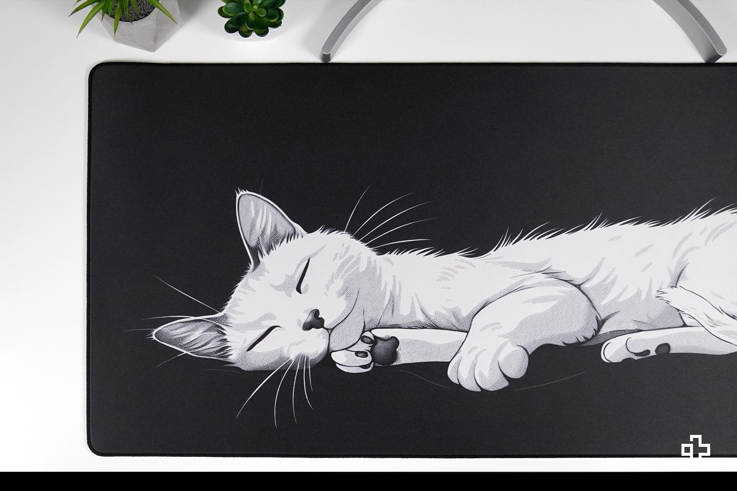 Deskmat / podkładka pod mysz QwertyKey czarna Cat 4 mm obszyte krawędzie
