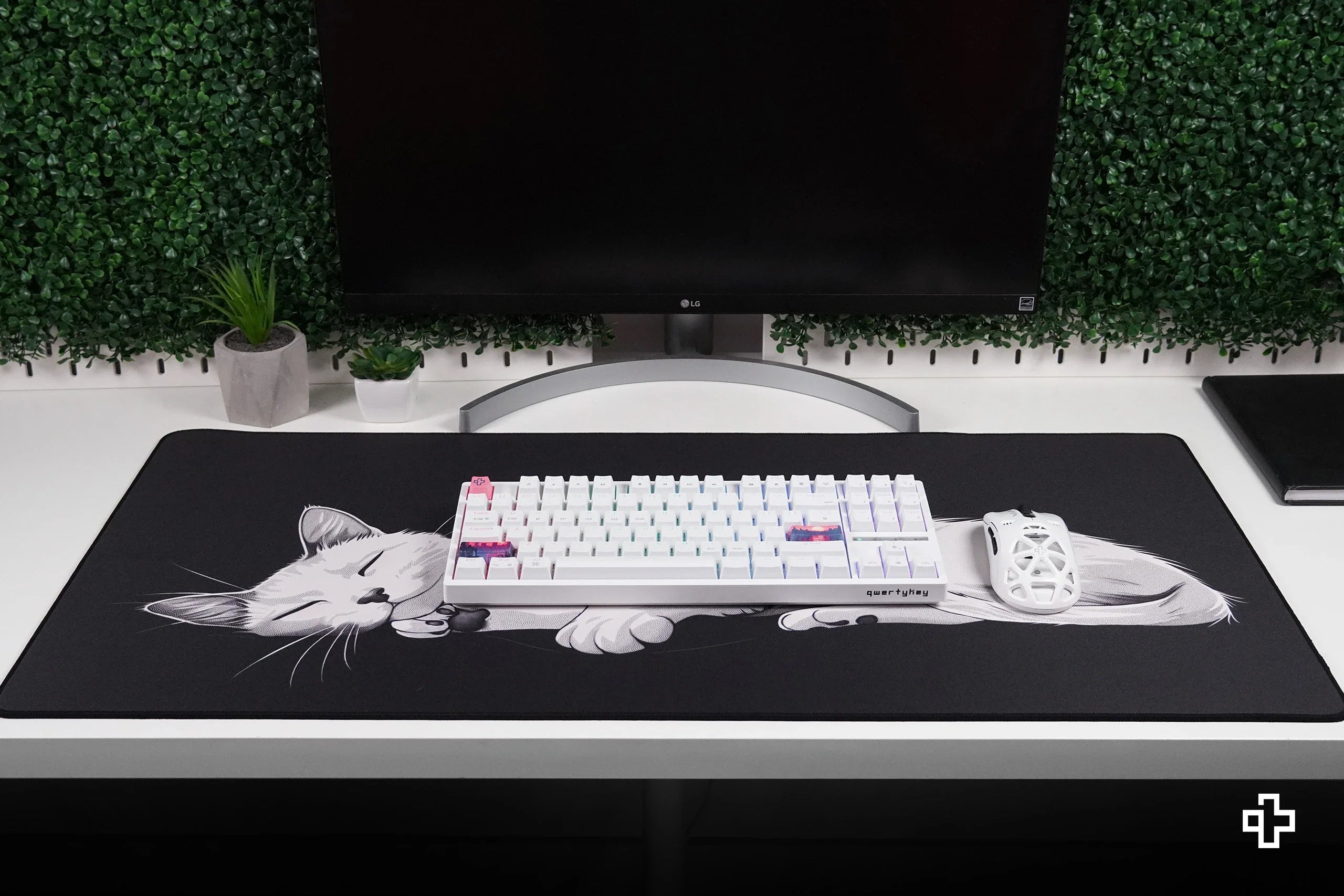 Deskmat / podkładka pod mysz QwertyKey czarna Cat 4 mm obszyte krawędzie
