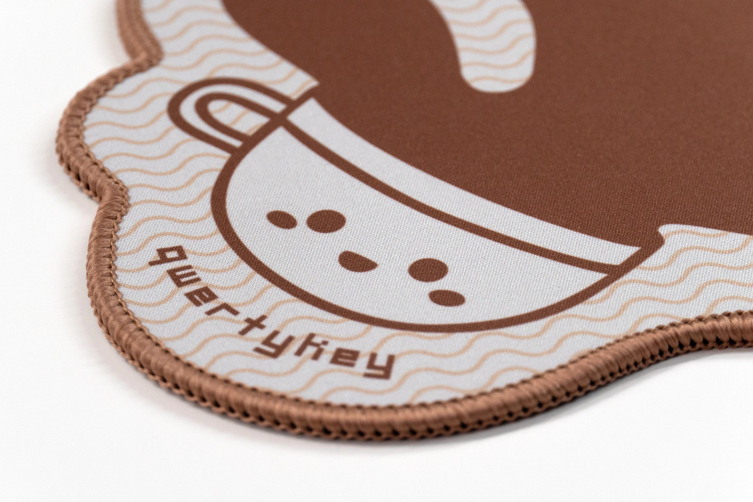 Deskmat gamingowy QwertyKey Coffee, wodoodporny, obszyte krawędzie, 4 mm, antypoślizgowy gumowy spód