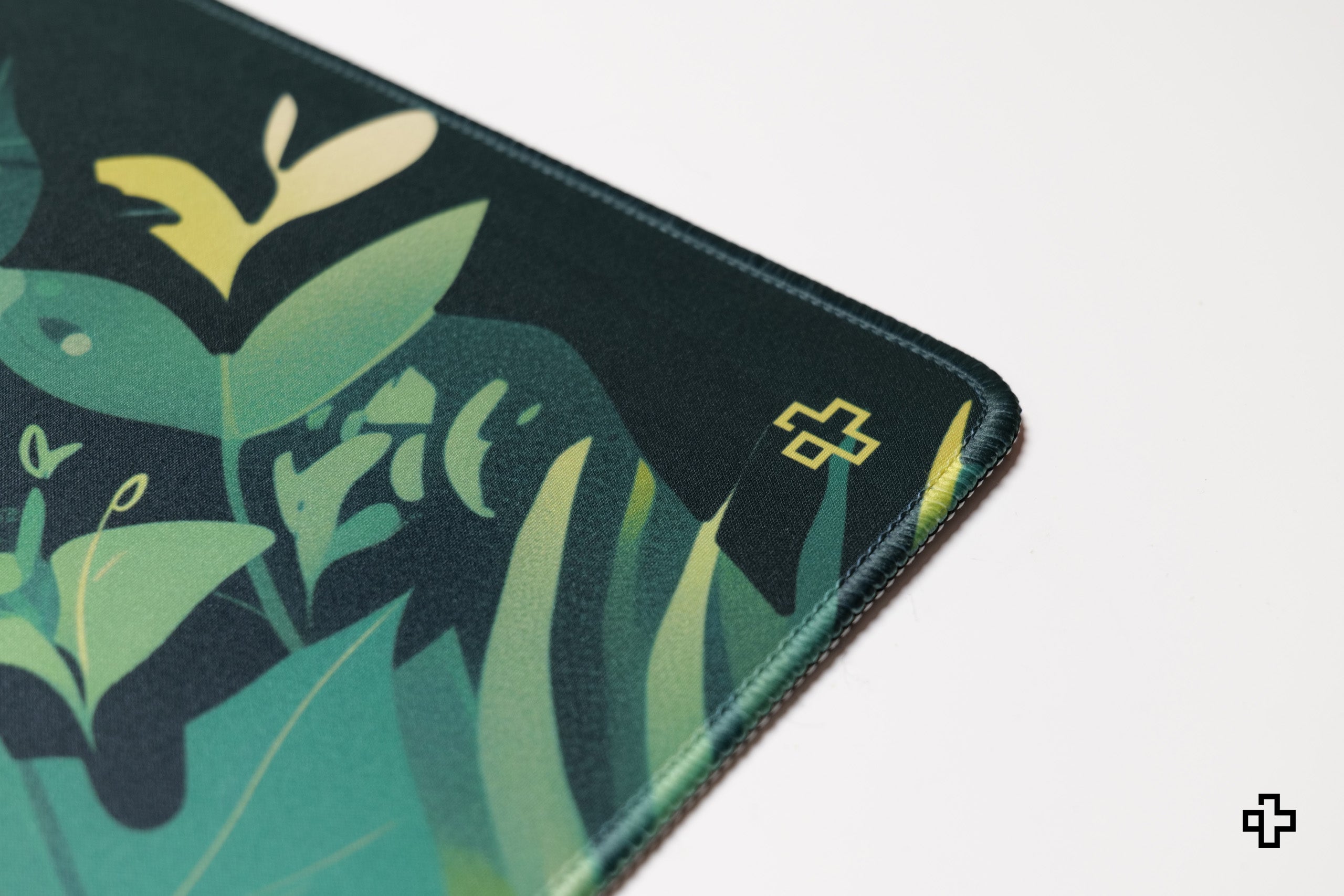 Deskmat QwertyKey Leaf, 4 mm, obszyte krawędzie
