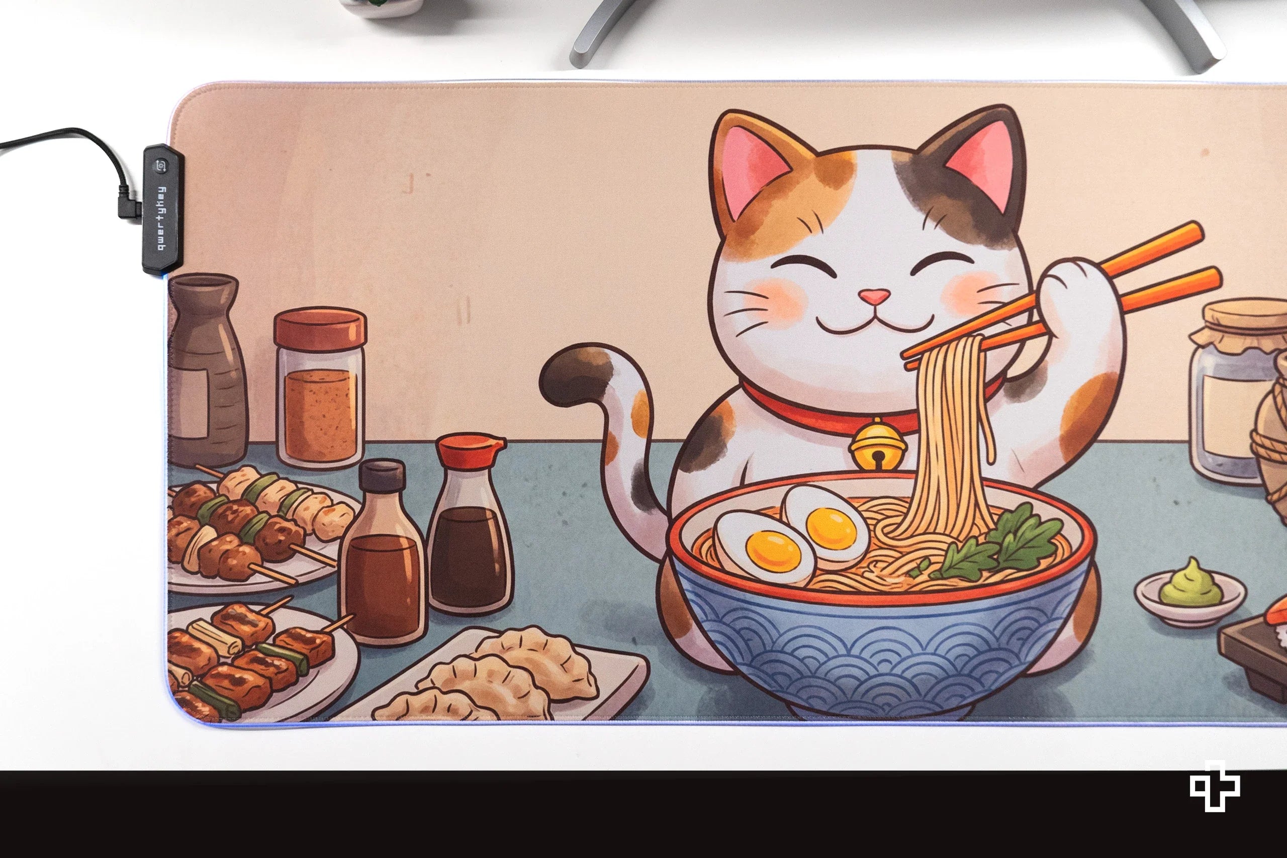 Deskmat / podkładka pod mysz Lucky Neko Ramen RGB, 4 mm, obszyte krawędzie