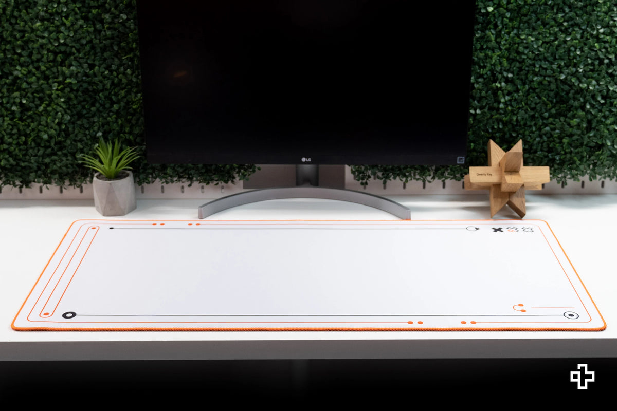 Deskmat gamingowy QwertyKey Phantom Biała, wodoodporny, obszyte krawędzie, 4 mm, antypoślizgowy gumowy spód