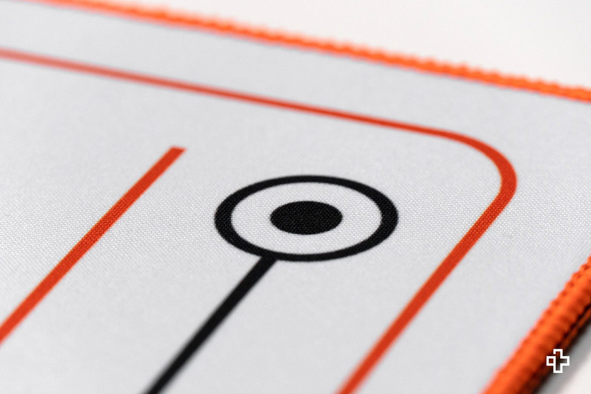 Deskmat gamingowy QwertyKey Phantom Biała, wodoodporny, obszyte krawędzie, 4 mm, antypoślizgowy gumowy spód
