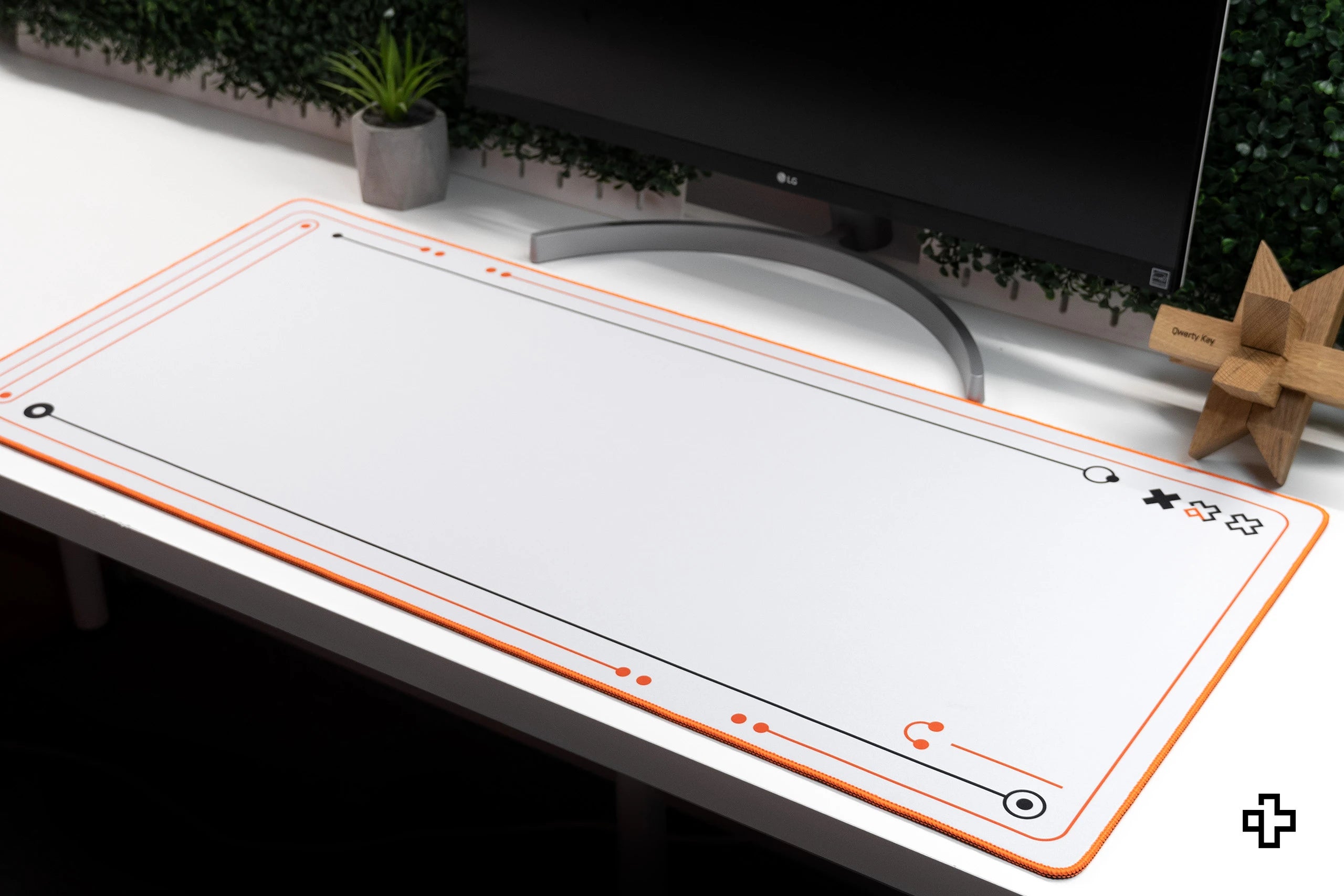 Deskmat gamingowy QwertyKey Phantom Biała, wodoodporny, obszyte krawędzie, 4 mm, antypoślizgowy gumowy spód