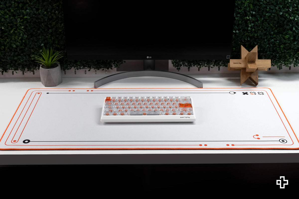 Deskmat gamingowy QwertyKey Phantom Biała, wodoodporny, obszyte krawędzie, 4 mm, antypoślizgowy gumowy spód