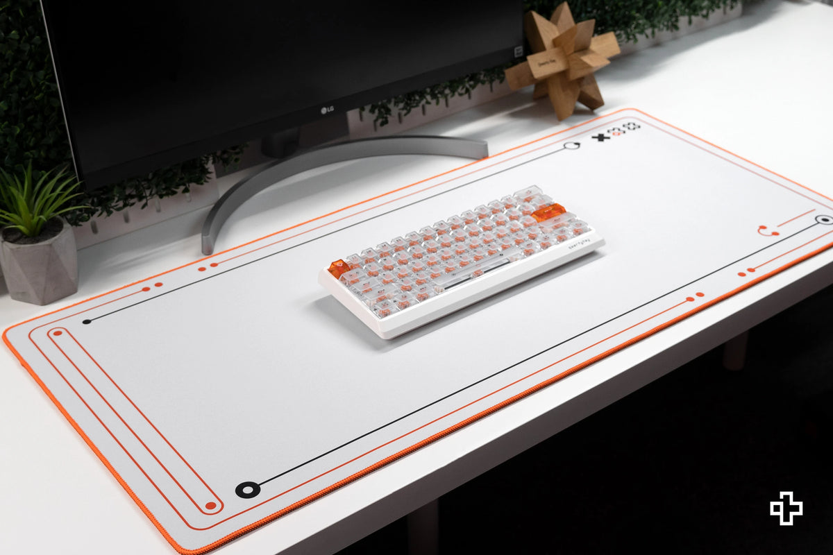Deskmat gamingowy QwertyKey Phantom Biała, wodoodporny, obszyte krawędzie, 4 mm, antypoślizgowy gumowy spód