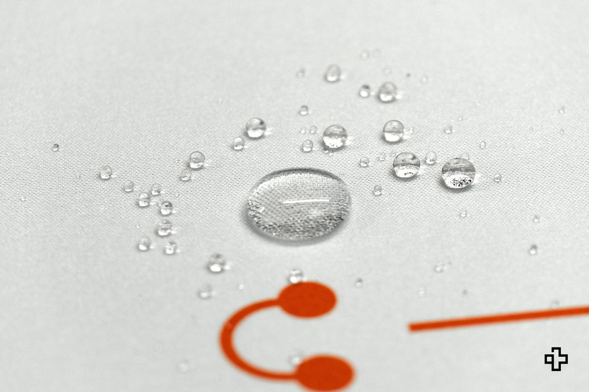 Deskmat gamingowy QwertyKey Phantom Biała, wodoodporny, obszyte krawędzie, 4 mm, antypoślizgowy gumowy spód