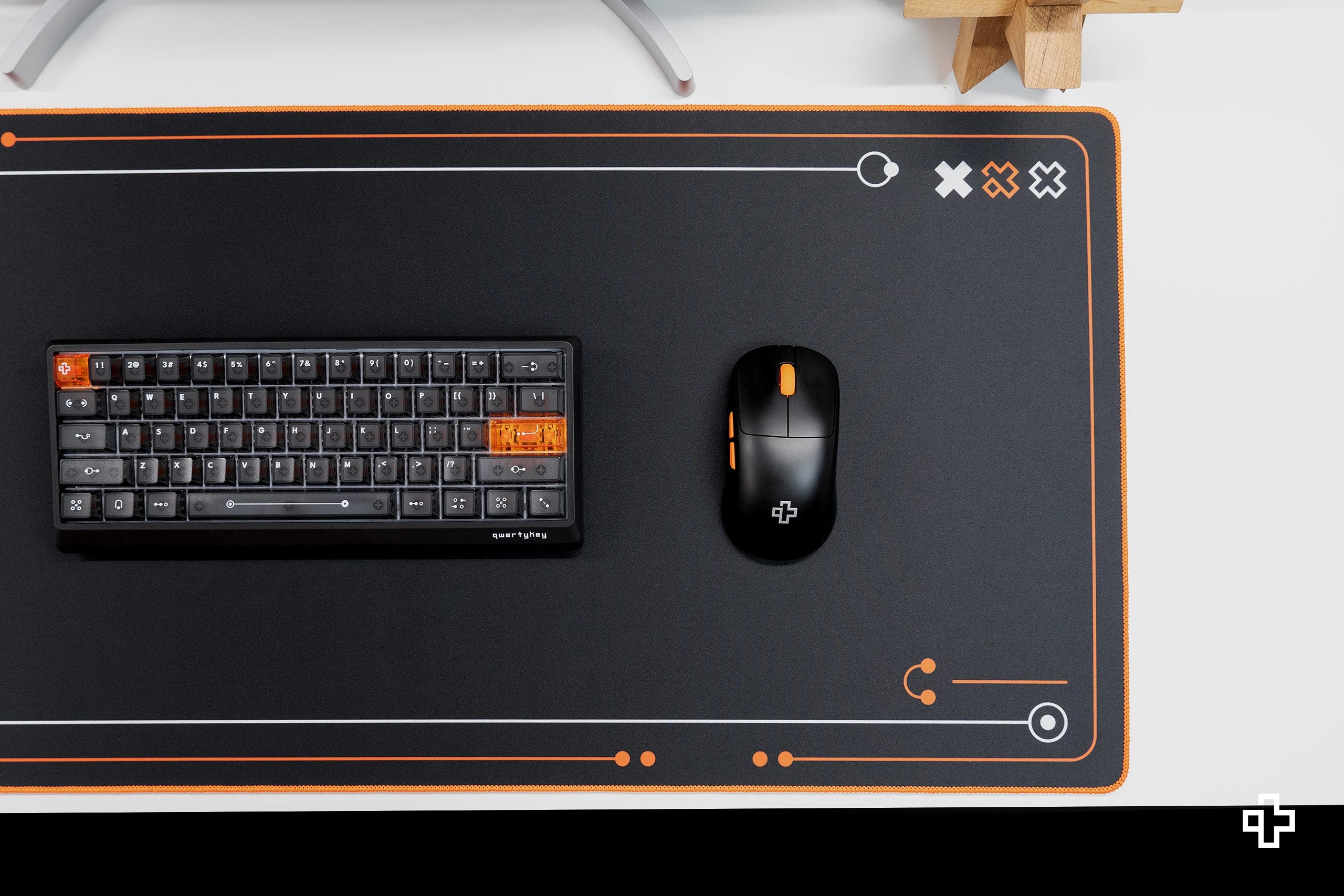 Deskmat gamingowy QwertyKey Phantom Czarna, wodoodporny, obszyte krawędzie, 4 mm, antypoślizgowy gumowy spód
