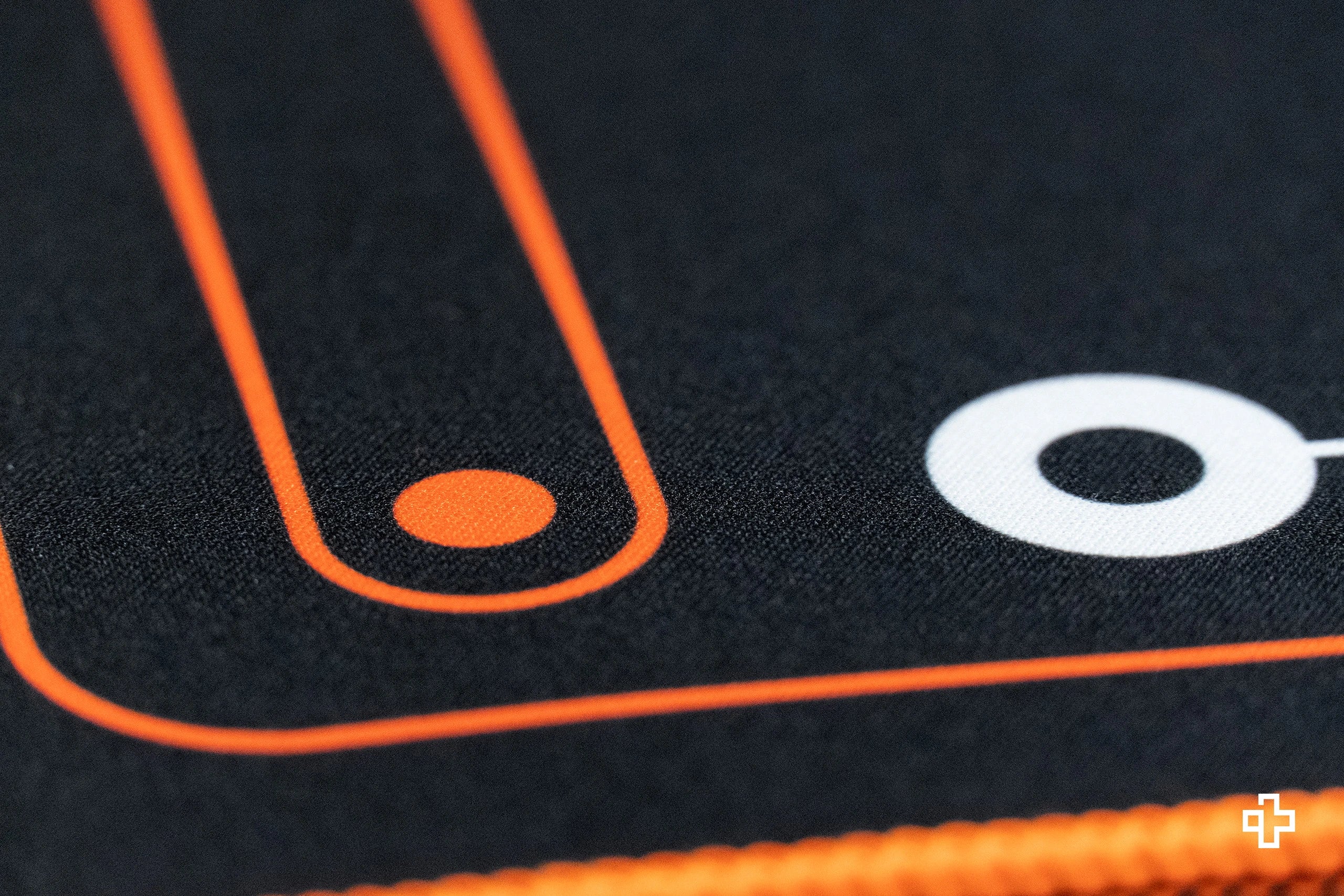 Deskmat gamingowy QwertyKey Phantom Czarna, wodoodporny, obszyte krawędzie, 4 mm, antypoślizgowy gumowy spód