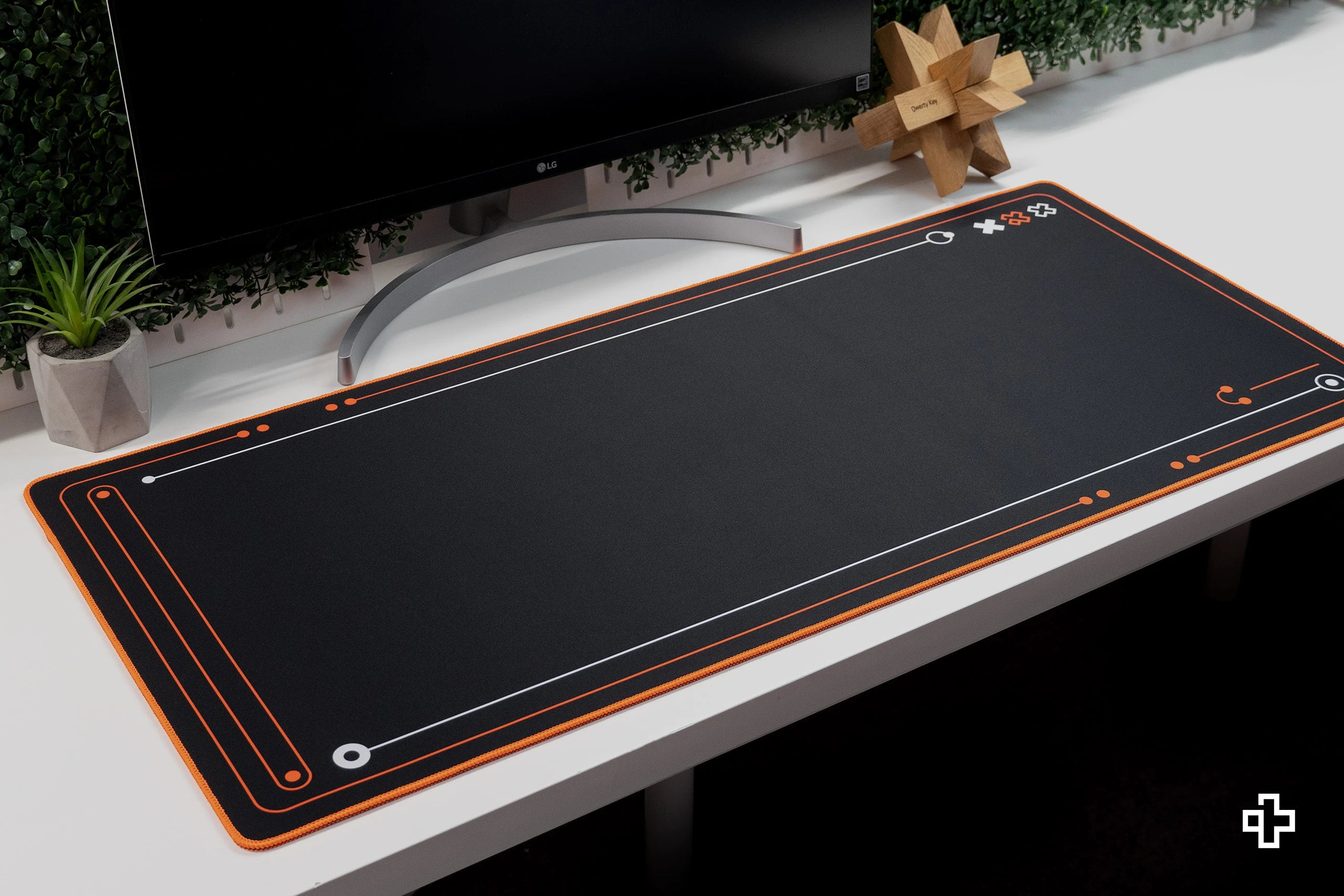 Deskmat gamingowy QwertyKey Phantom Czarna, wodoodporny, obszyte krawędzie, 4 mm, antypoślizgowy gumowy spód