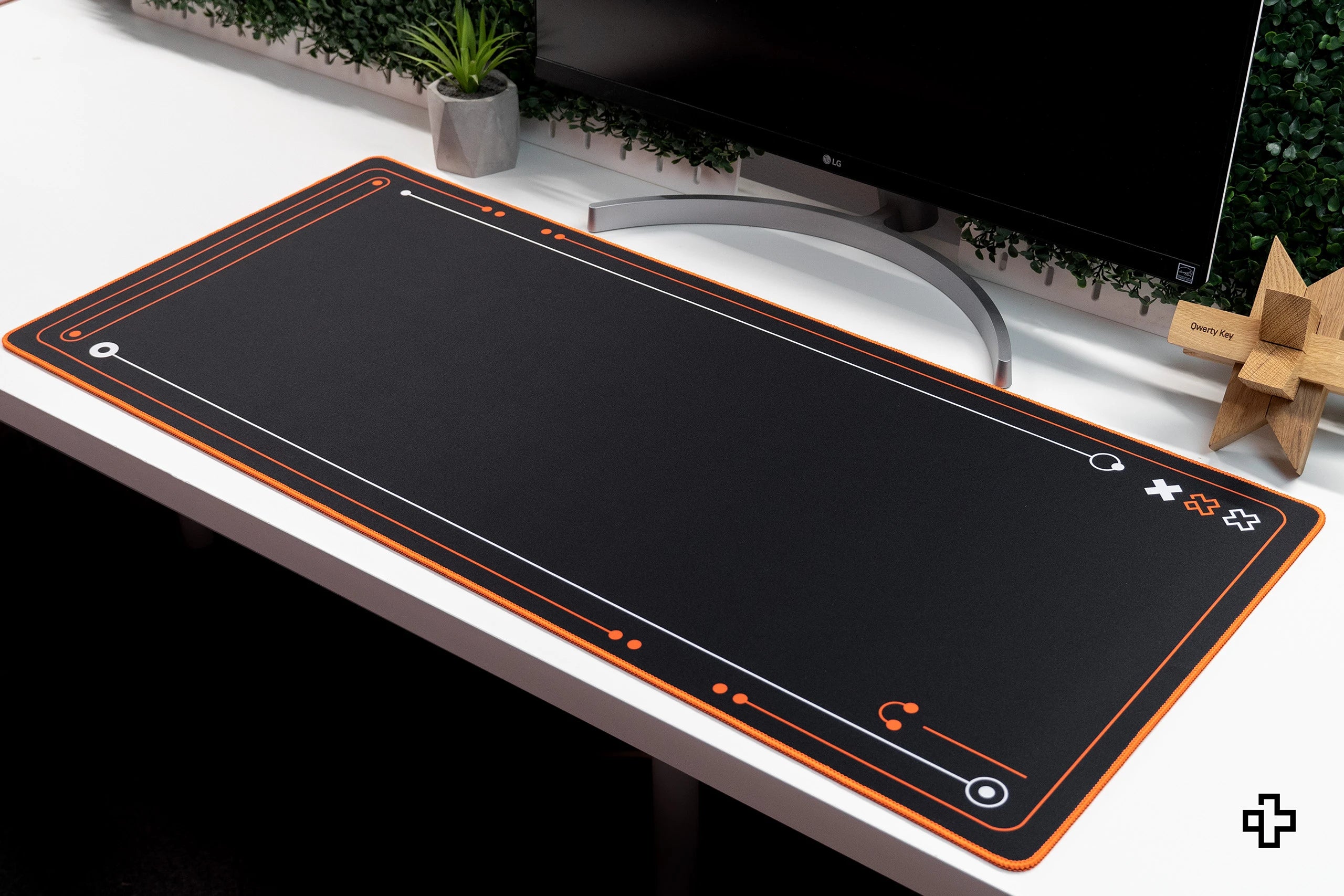 Deskmat gamingowy QwertyKey Phantom Czarna, wodoodporny, obszyte krawędzie, 4 mm, antypoślizgowy gumowy spód