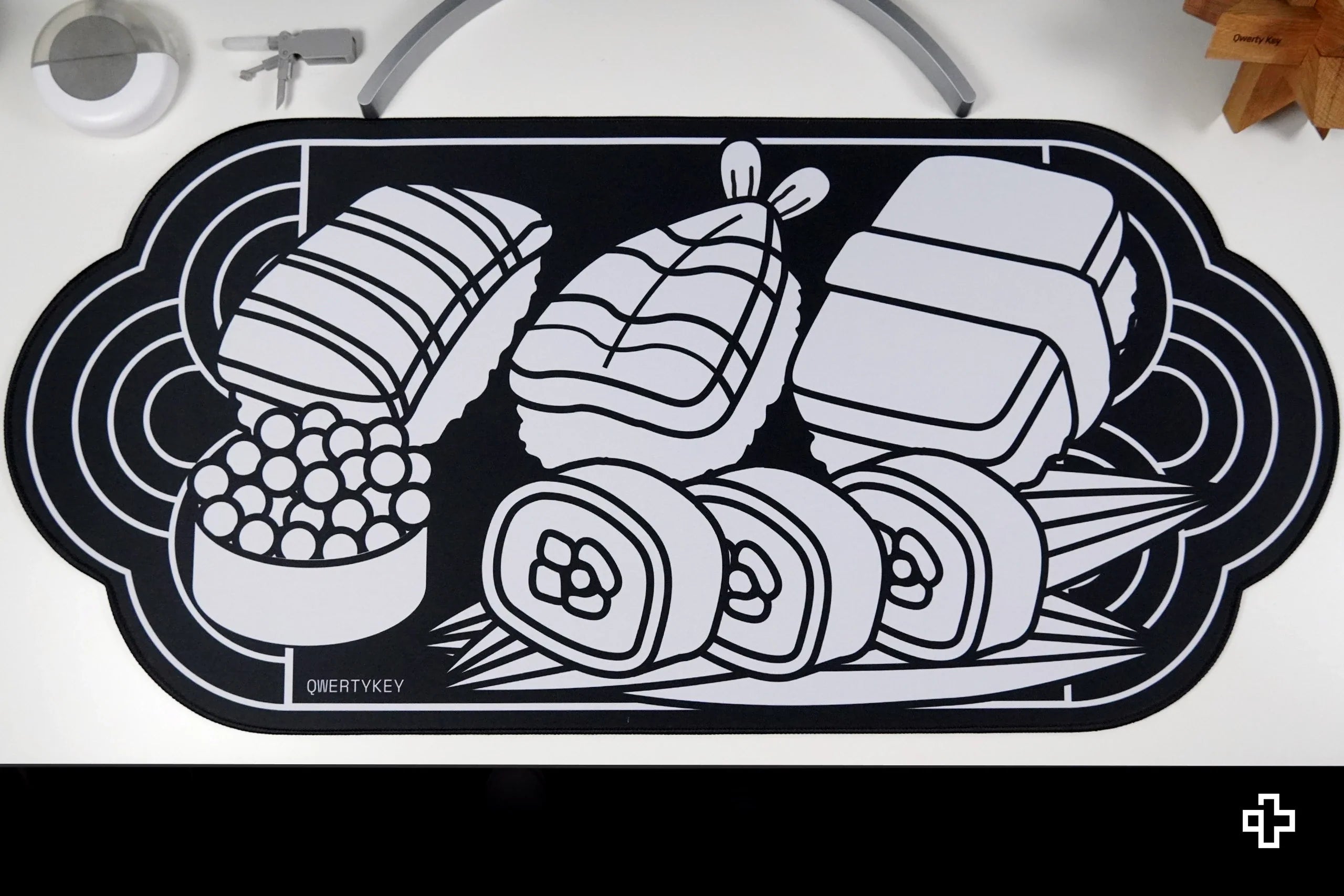 Deskmat / podkładka pod mysz QwertyKey MOMO 4 mm obszyte krawędzie