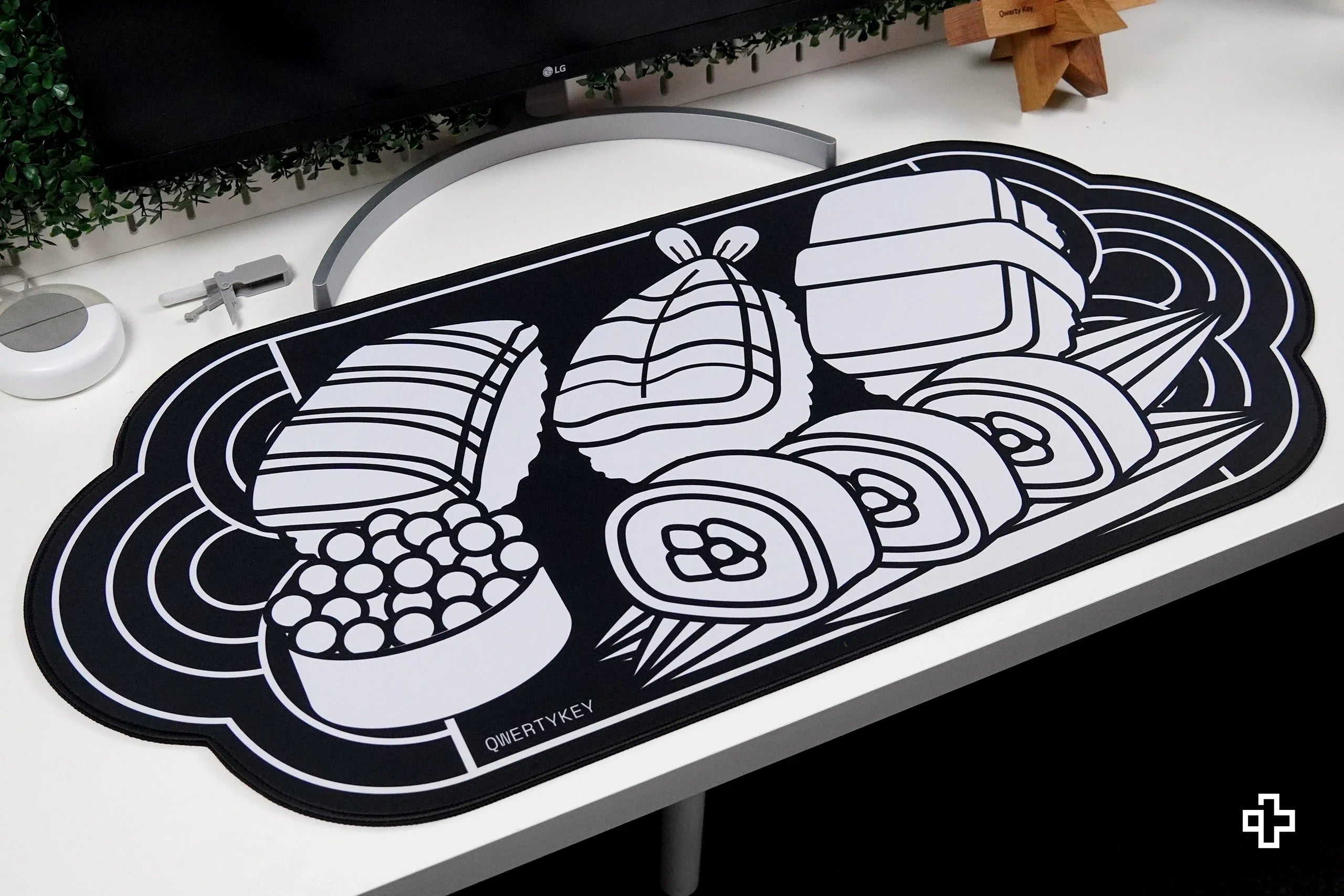 Deskmat / podkładka pod mysz QwertyKey MOMO 4 mm obszyte krawędzie