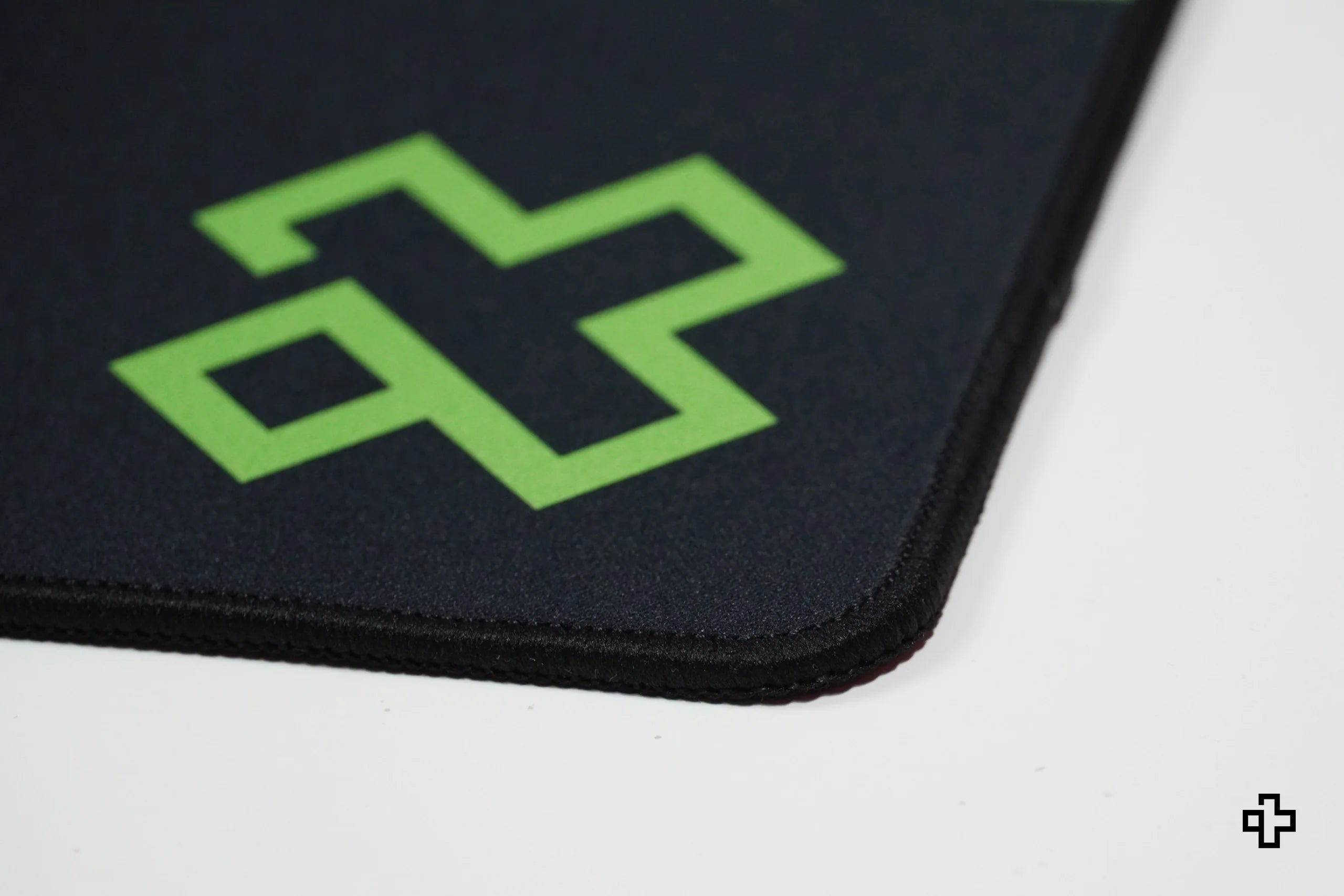 Deskmat QwertyKey Matrix, 4 mm, obszyte krawędzie
