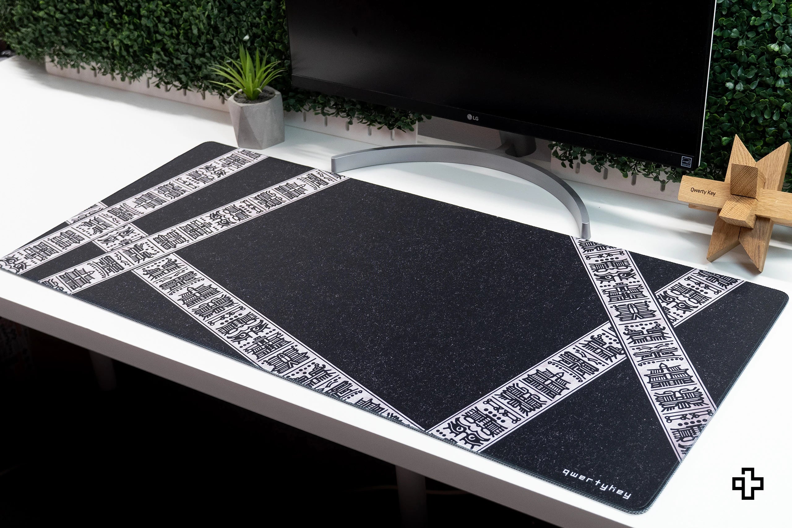 Deskmat gamingowy QwertyKey Shadow, wodoodporny, obszyte krawędzie, 4 mm, antypoślizgowy gumowy spód