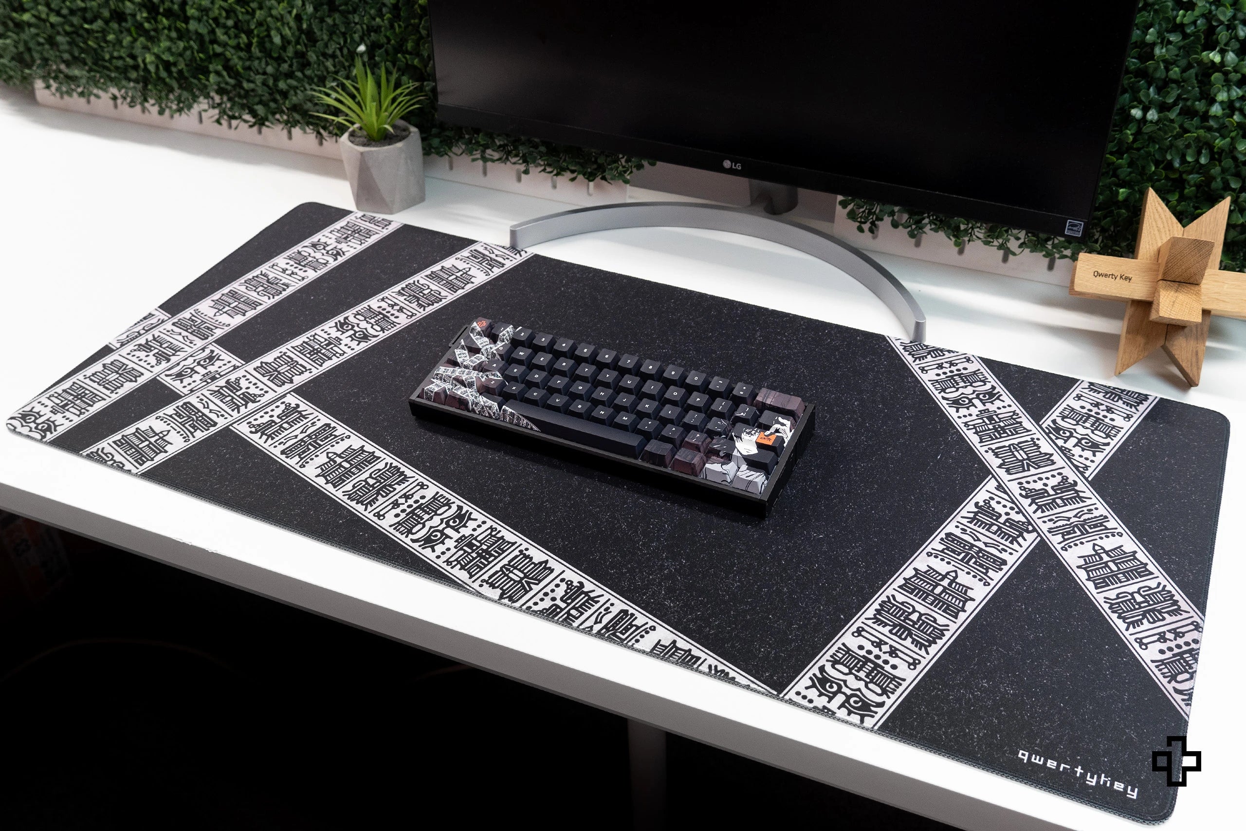 Deskmat gamingowy QwertyKey Shadow, wodoodporny, obszyte krawędzie, 4 mm, antypoślizgowy gumowy spód