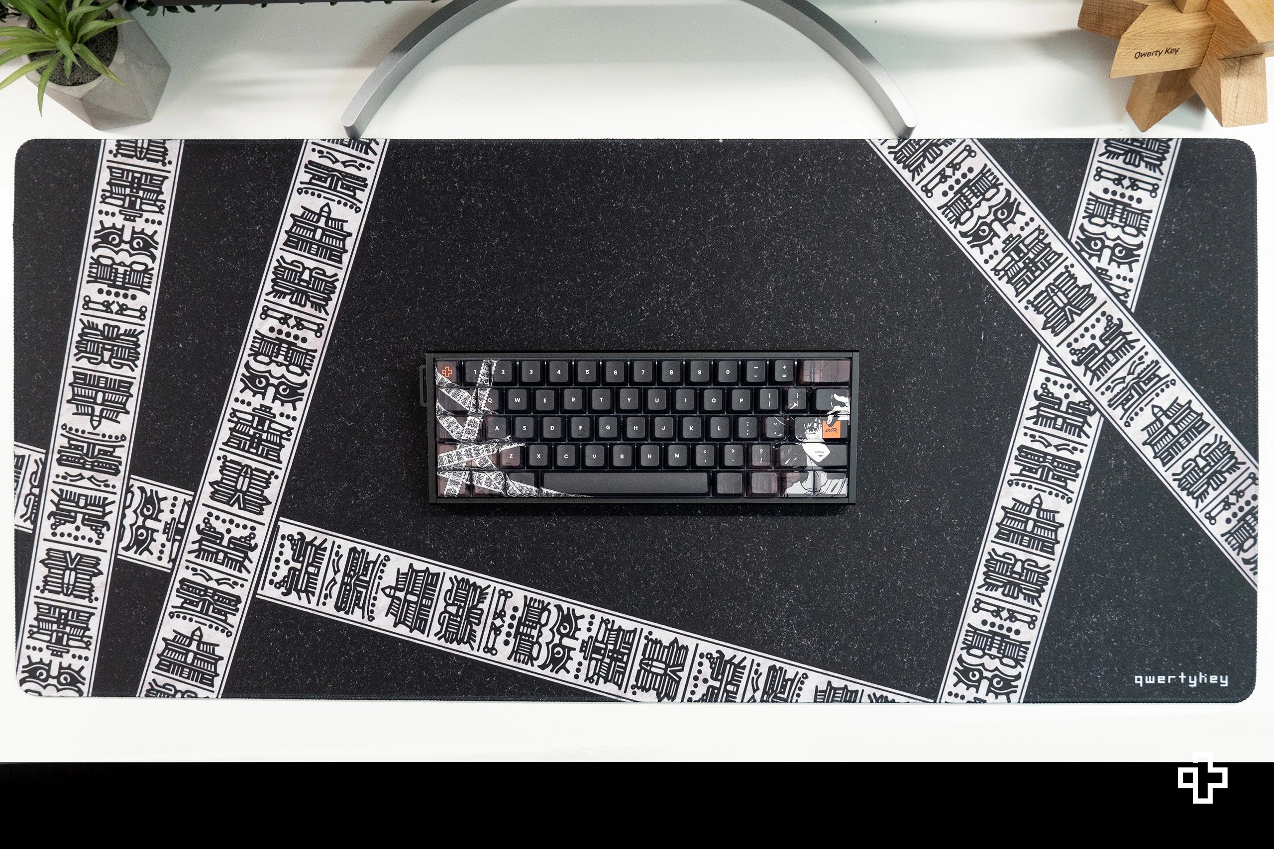 Deskmat gamingowy QwertyKey Shadow, wodoodporny, obszyte krawędzie, 4 mm, antypoślizgowy gumowy spód