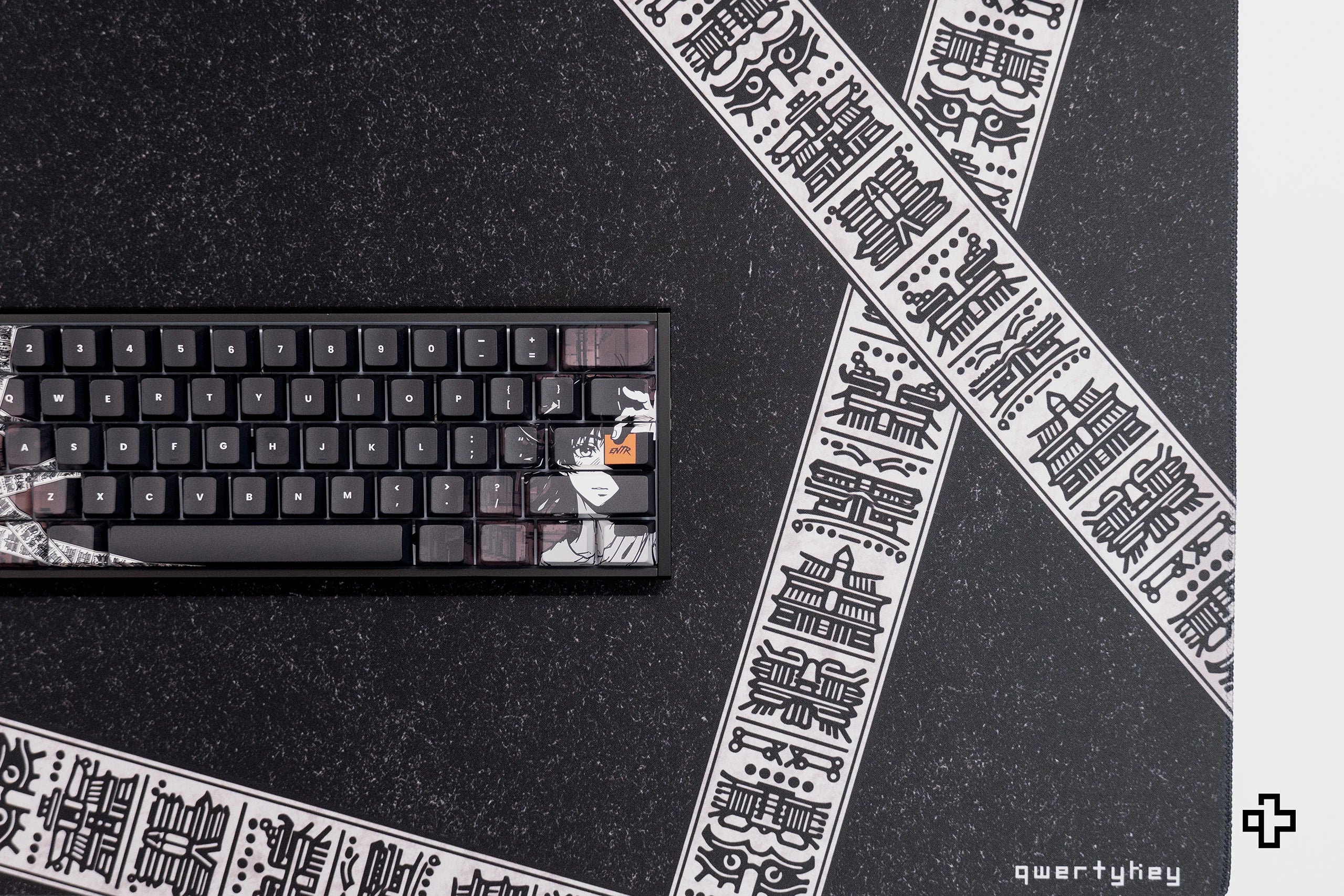 Deskmat gamingowy QwertyKey Shadow, wodoodporny, obszyte krawędzie, 4 mm, antypoślizgowy gumowy spód