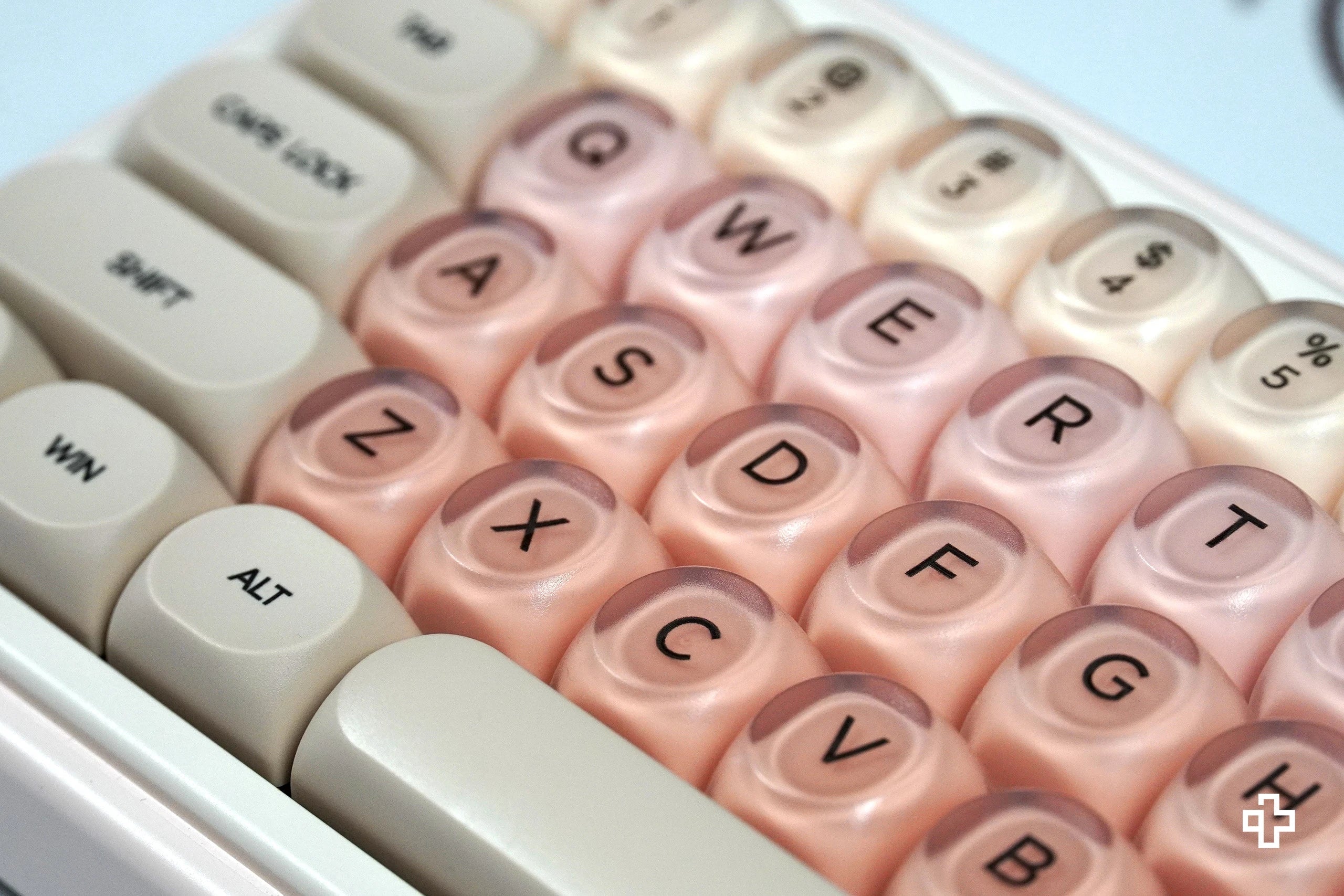 Zestaw keycapów QwertyKey Peach Cream profil HOA