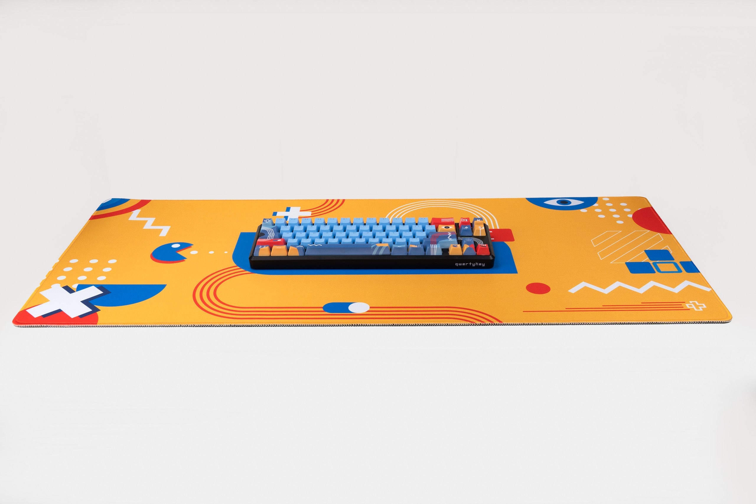 Deskmat / podkładka pod mysz QwertyKey Metric 4 mm obszyte krawędzie